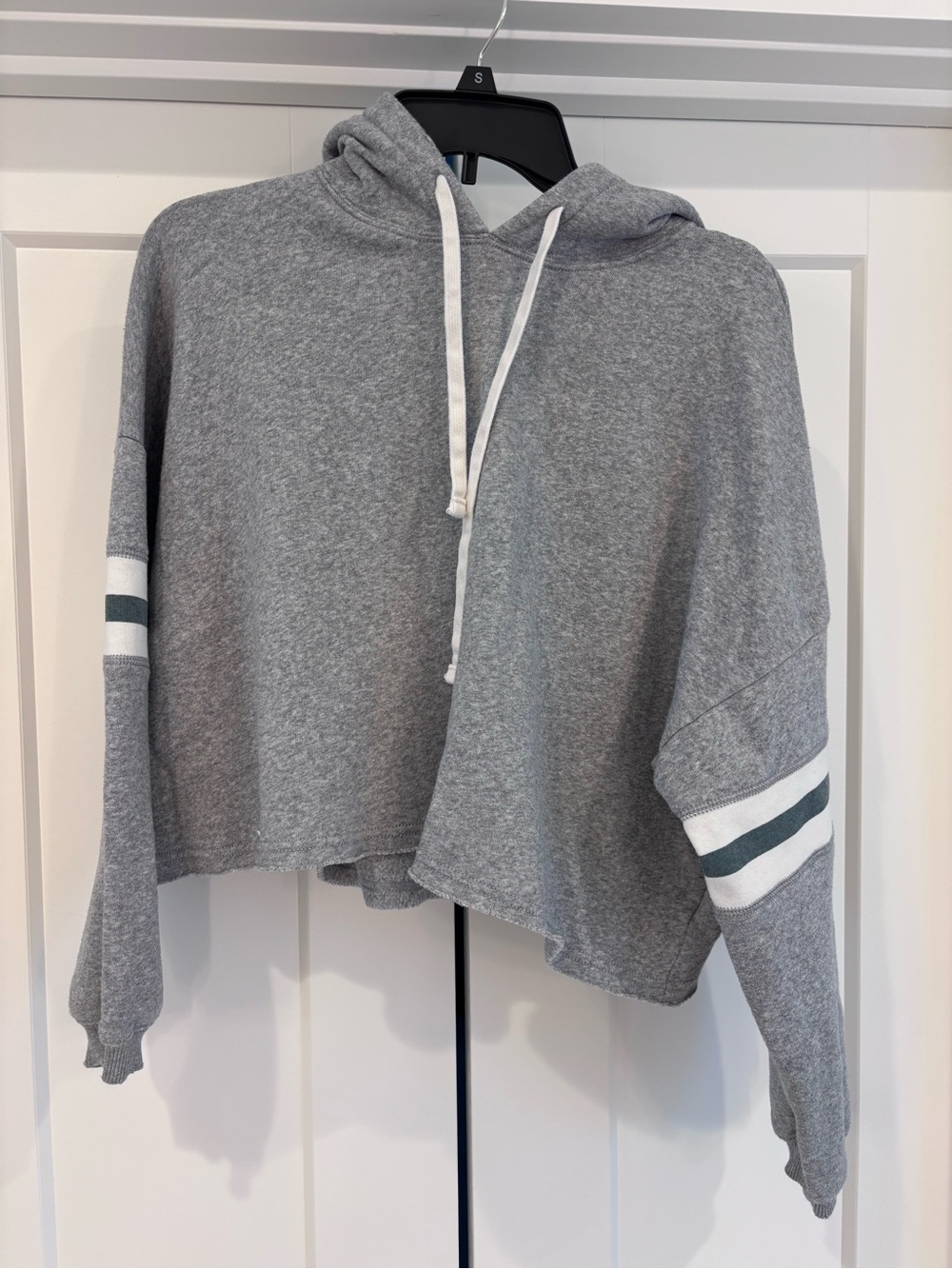 AE Gray Cropped Hoodie Sweater w/ Green. Striped Sleeves